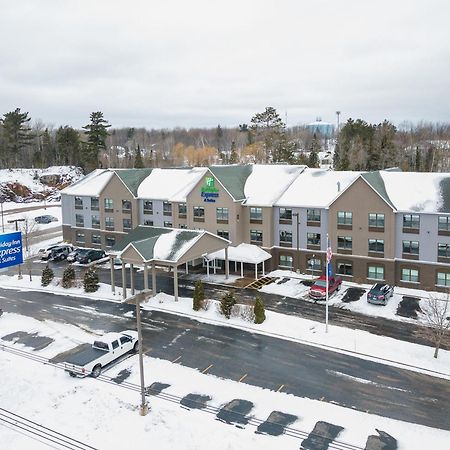 Holiday Inn Express & Suites Marquette By Ihg Exterior foto