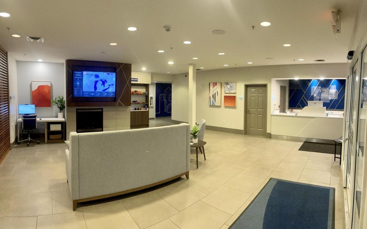 Holiday Inn Express & Suites Marquette By Ihg Exterior foto