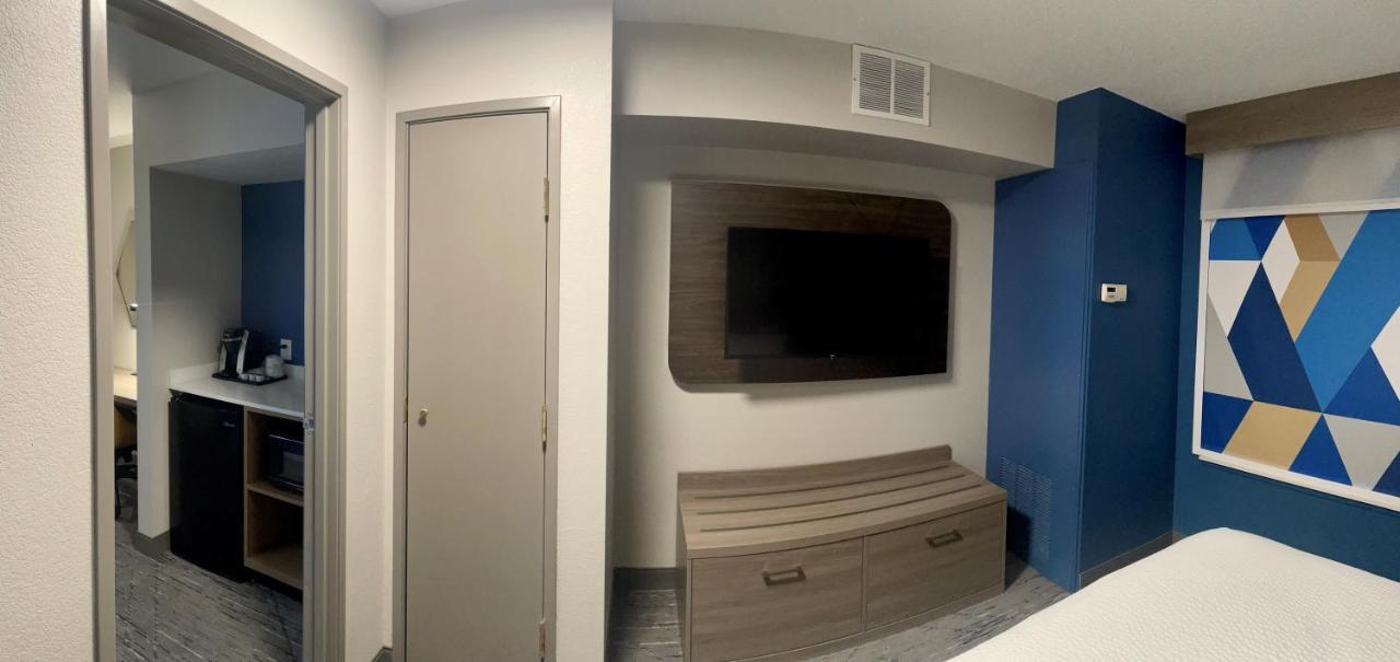 Holiday Inn Express & Suites Marquette By Ihg Exterior foto