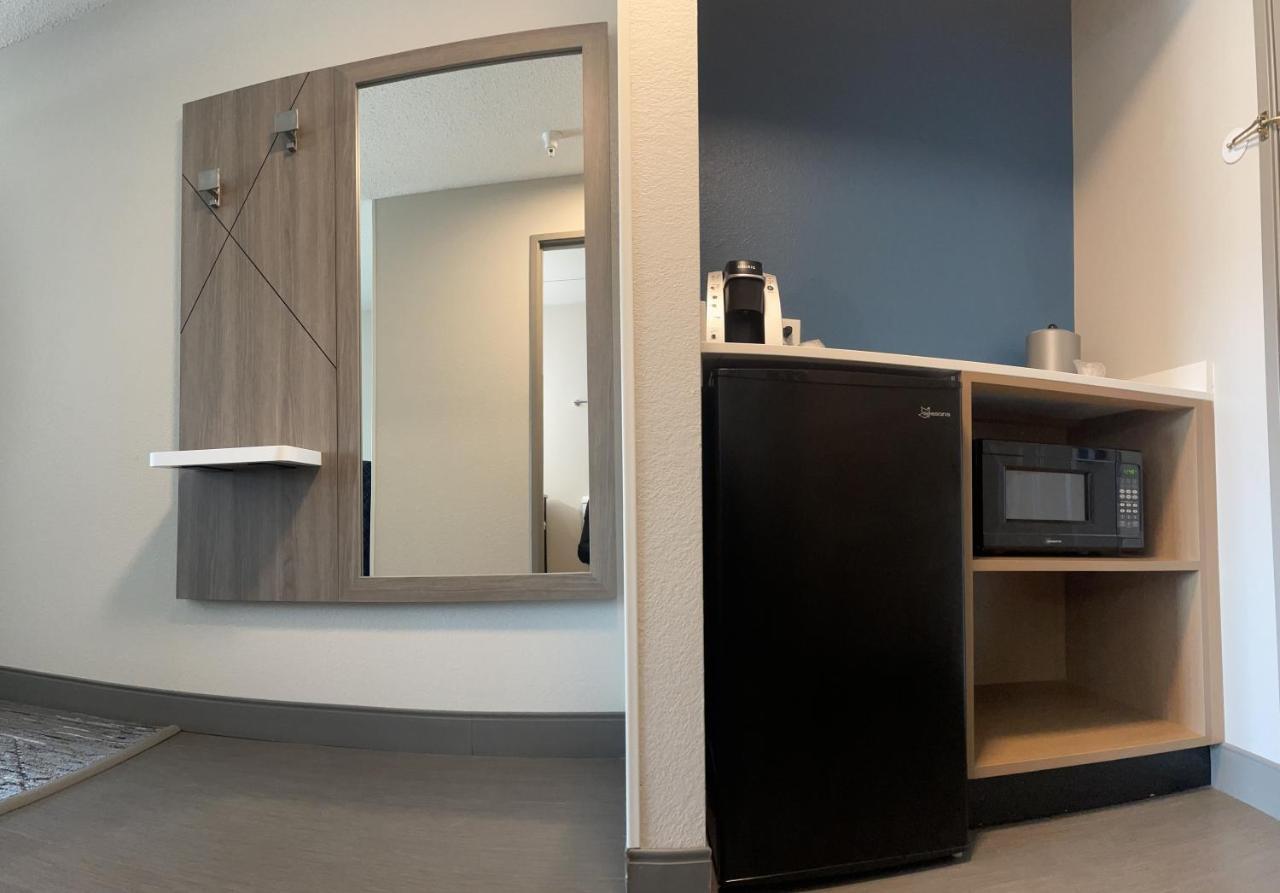 Holiday Inn Express & Suites Marquette By Ihg Exterior foto