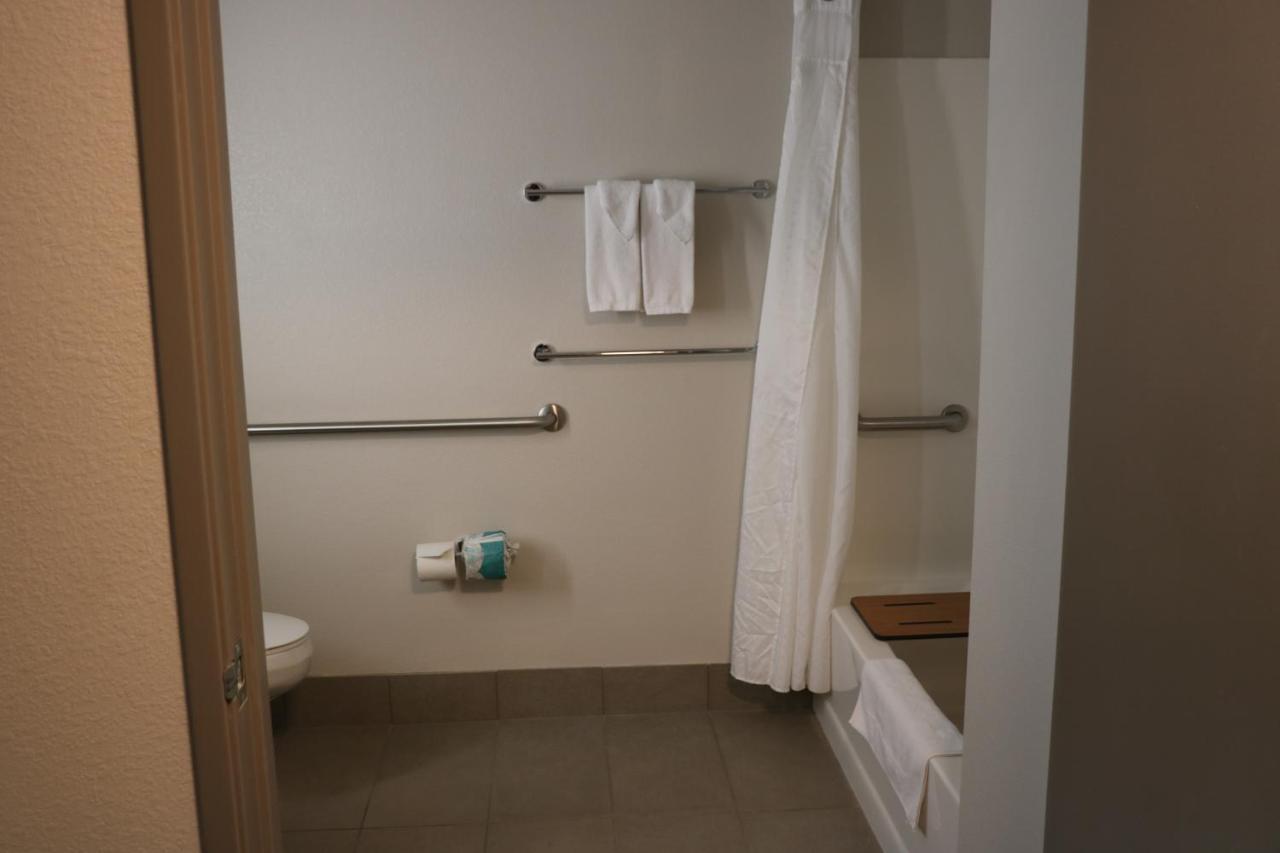 Holiday Inn Express & Suites Marquette By Ihg Exterior foto