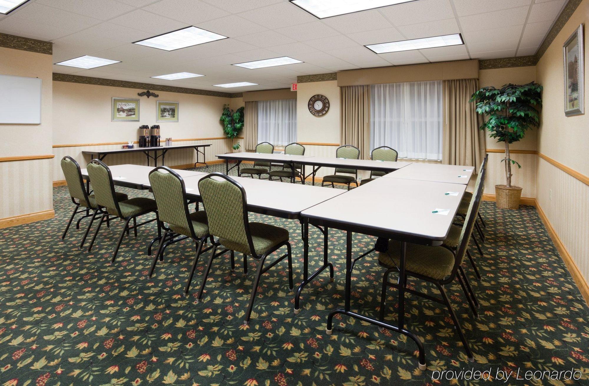 Holiday Inn Express & Suites Marquette By Ihg Exterior foto
