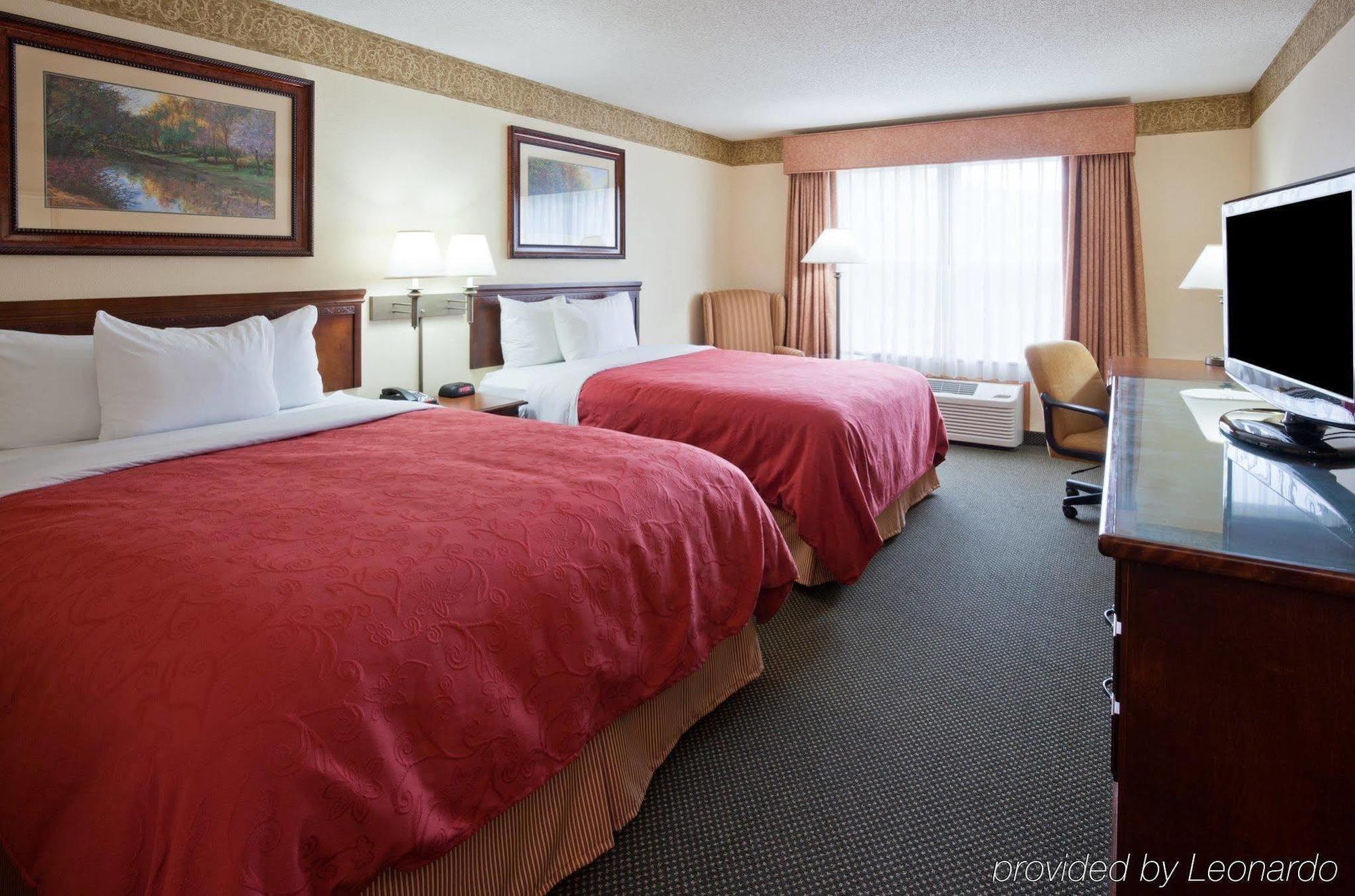 Holiday Inn Express & Suites Marquette By Ihg Exterior foto