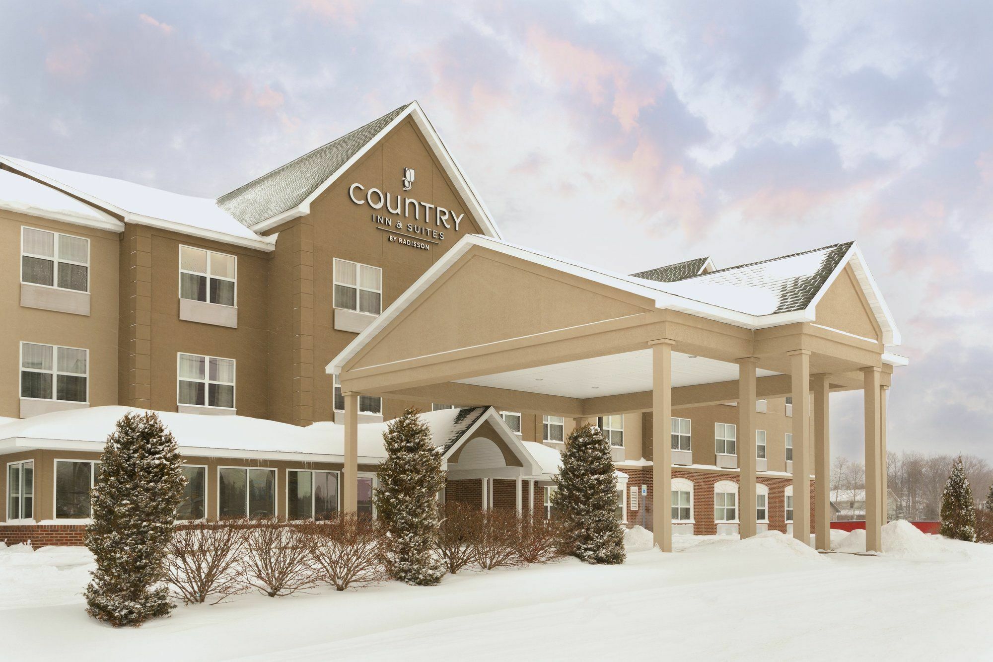Holiday Inn Express & Suites Marquette By Ihg Exterior foto